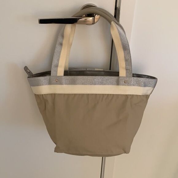 Kate Spade Barrows Street Garrí Tote – Waterproof Nylon Handbag with Bow Trim - Picture 3 of 12